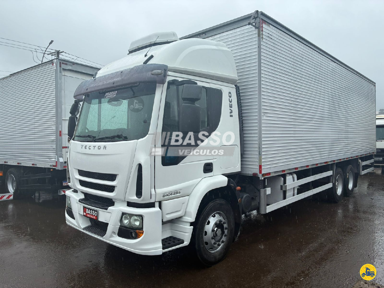 CAMINHAO IVECO TECTOR 240E28 Baú Furgão Truck 6x2 Basso Veículos GARIBALDI RIO GRANDE DO SUL RS